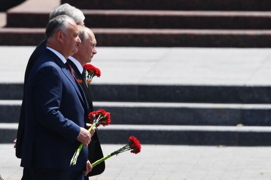 Президент РФ В. Путин на церемонии возложения цветов к Могиле Неизвестного солдата