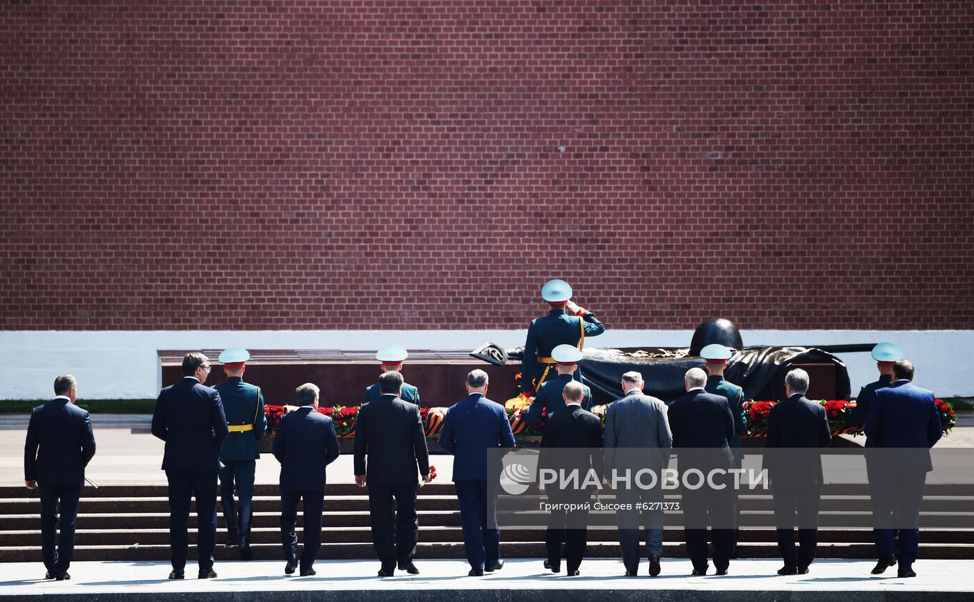 Президент РФ В. Путин на церемонии возложения цветов к Могиле Неизвестного солдата