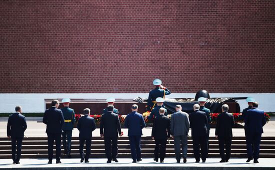 Президент РФ В. Путин на церемонии возложения цветов к Могиле Неизвестного солдата