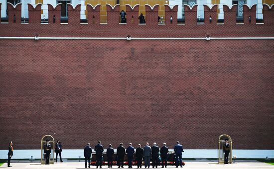 Президент РФ В. Путин на церемонии возложения цветов к Могиле Неизвестного солдата