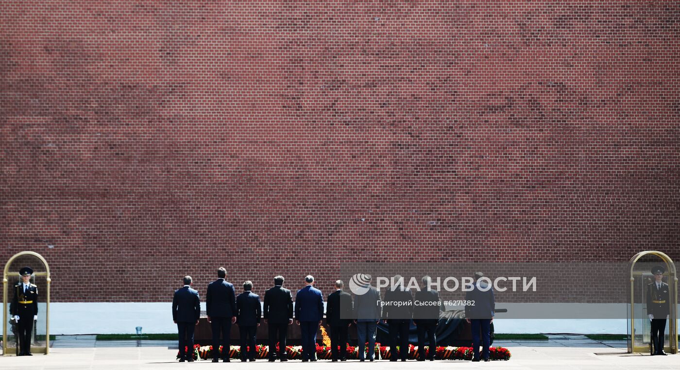 Президент РФ В. Путин на церемонии возложения цветов к Могиле Неизвестного солдата