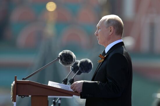 Президент РФ В. Путин принял участие в военном параде в ознаменование 75-летия Победы в Великой Отечественной войне