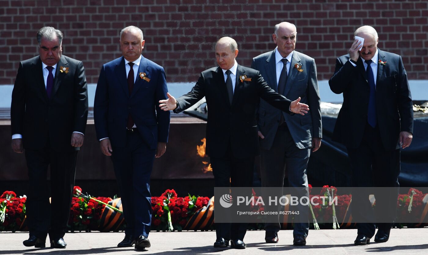 Президент РФ В. Путин на церемонии возложения цветов к Могиле Неизвестного солдата