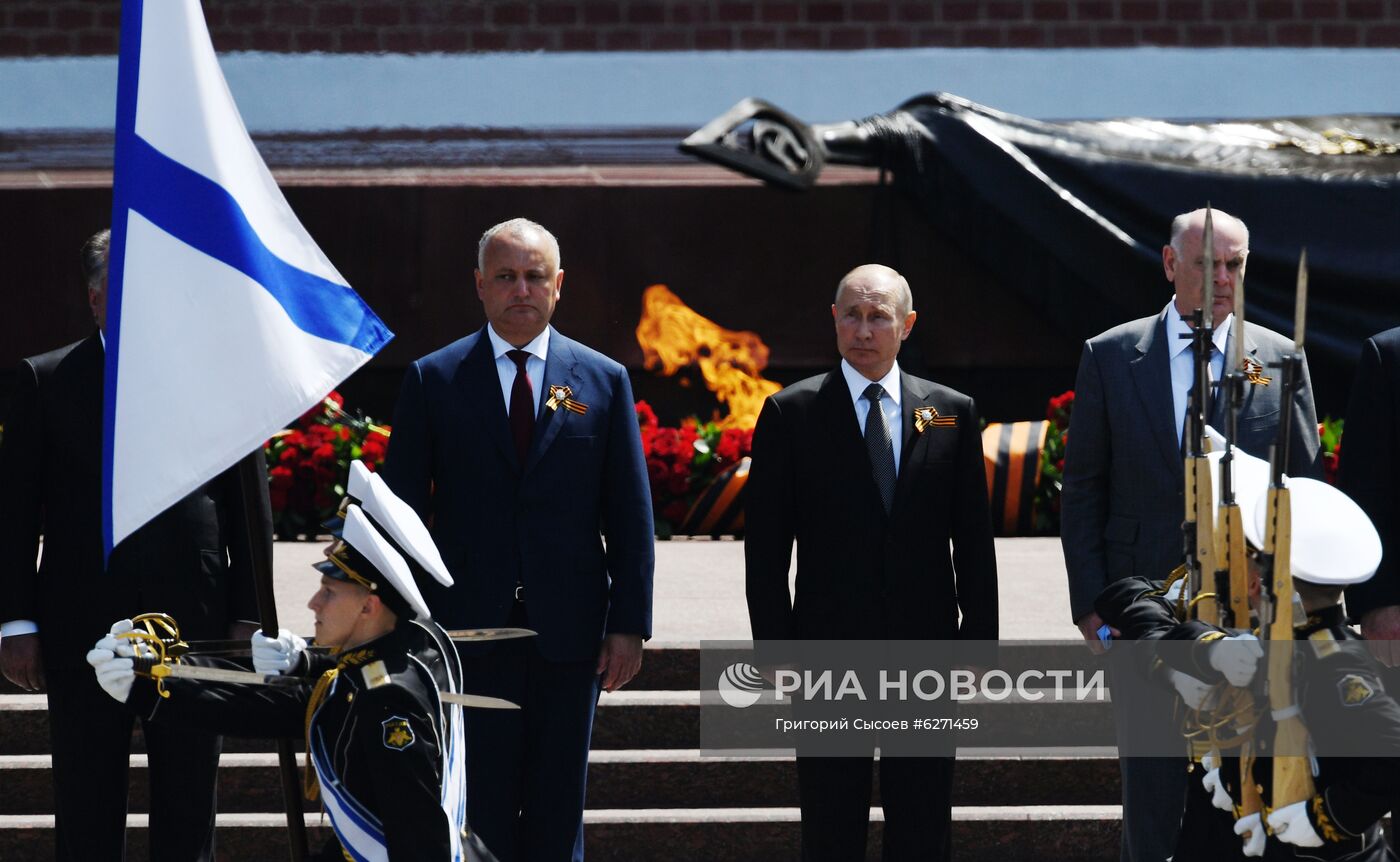 Президент РФ В. Путин на церемонии возложения цветов к Могиле Неизвестного солдата