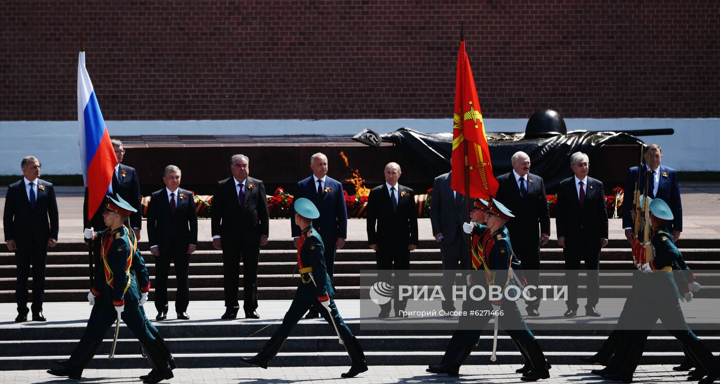 Президент РФ В. Путин на церемонии возложения цветов к Могиле Неизвестного солдата