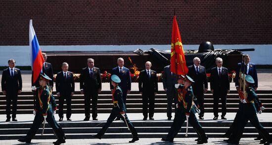 Президент РФ В. Путин на церемонии возложения цветов к Могиле Неизвестного солдата