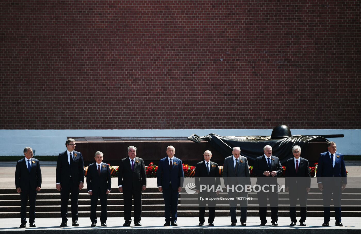 Президент РФ В. Путин на церемонии возложения цветов к Могиле Неизвестного солдата