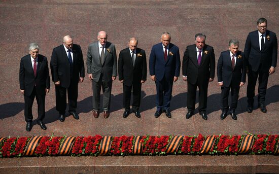 Президент РФ В. Путин на церемонии возложения цветов к Могиле Неизвестного солдата