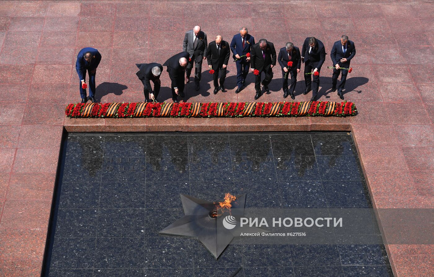 Президент РФ В. Путин на церемонии возложения цветов к Могиле Неизвестного солдата