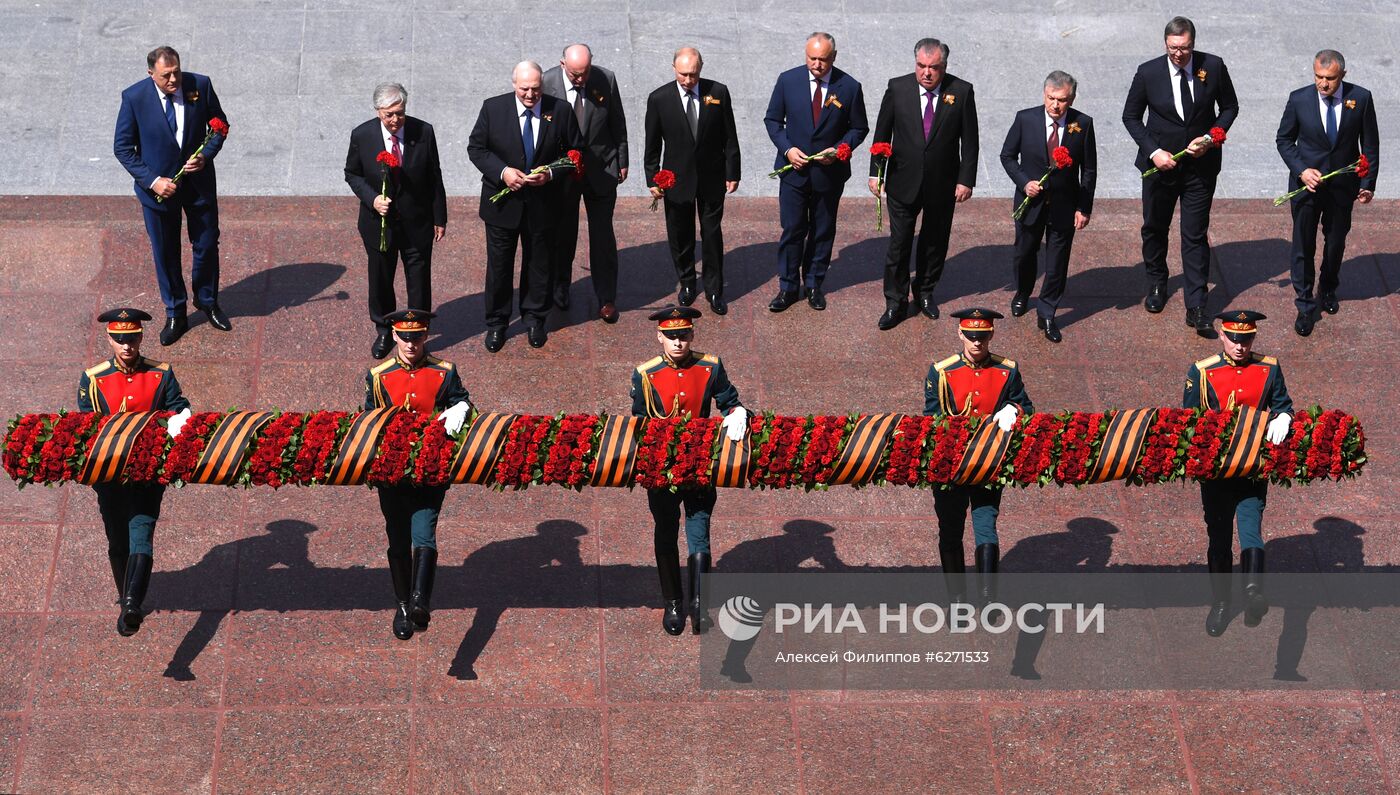 Президент РФ В. Путин на церемонии возложения цветов к Могиле Неизвестного солдата