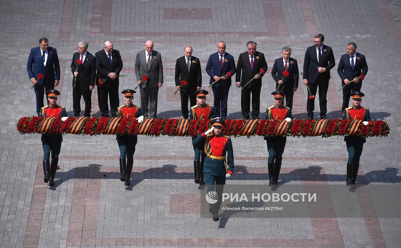 Президент РФ В. Путин на церемонии возложения цветов к Могиле Неизвестного солдата