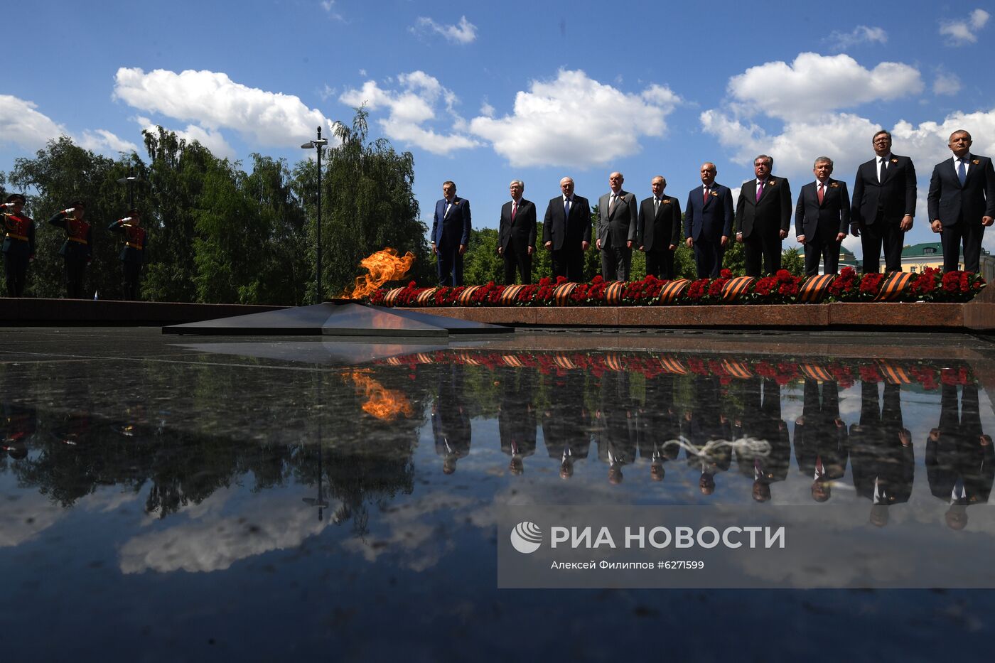 Президент РФ В. Путин на церемонии возложения цветов к Могиле Неизвестного солдата