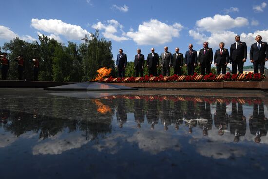 Президент РФ В. Путин на церемонии возложения цветов к Могиле Неизвестного солдата