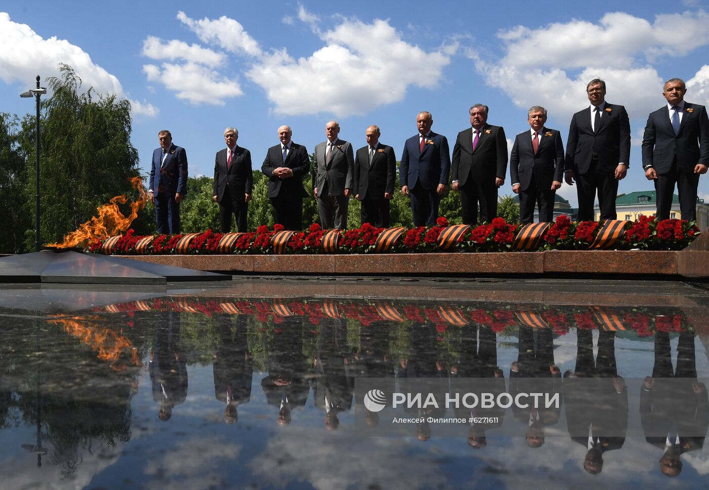 Президент РФ В. Путин на церемонии возложения цветов к Могиле Неизвестного солдата