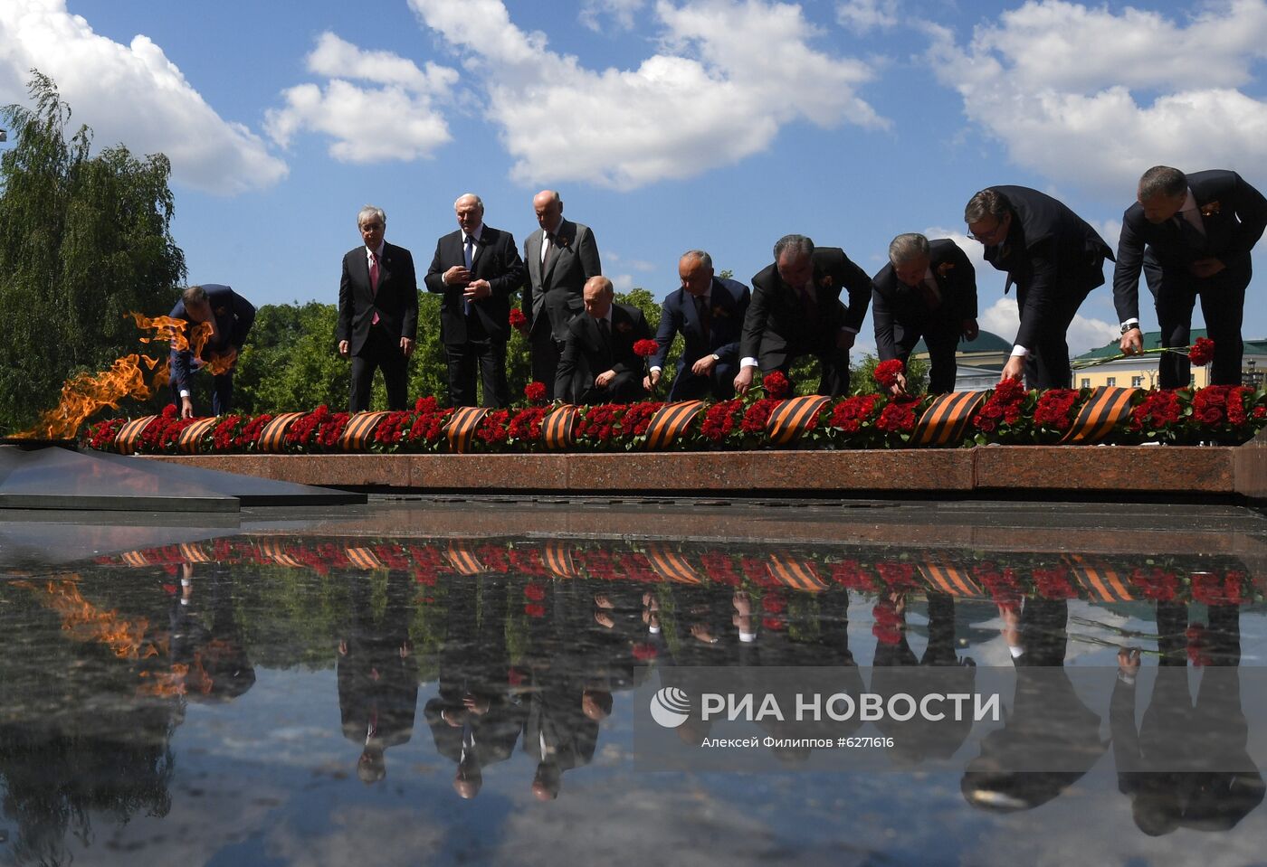 Президент РФ В. Путин на церемонии возложения цветов к Могиле Неизвестного солдата