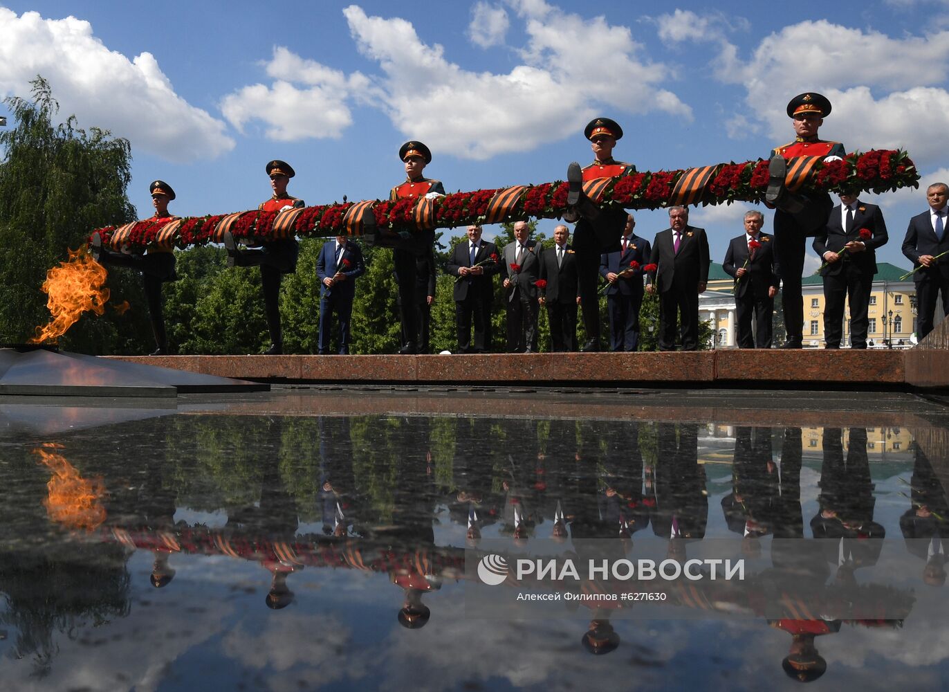 Президент РФ В. Путин на церемонии возложения цветов к Могиле Неизвестного солдата