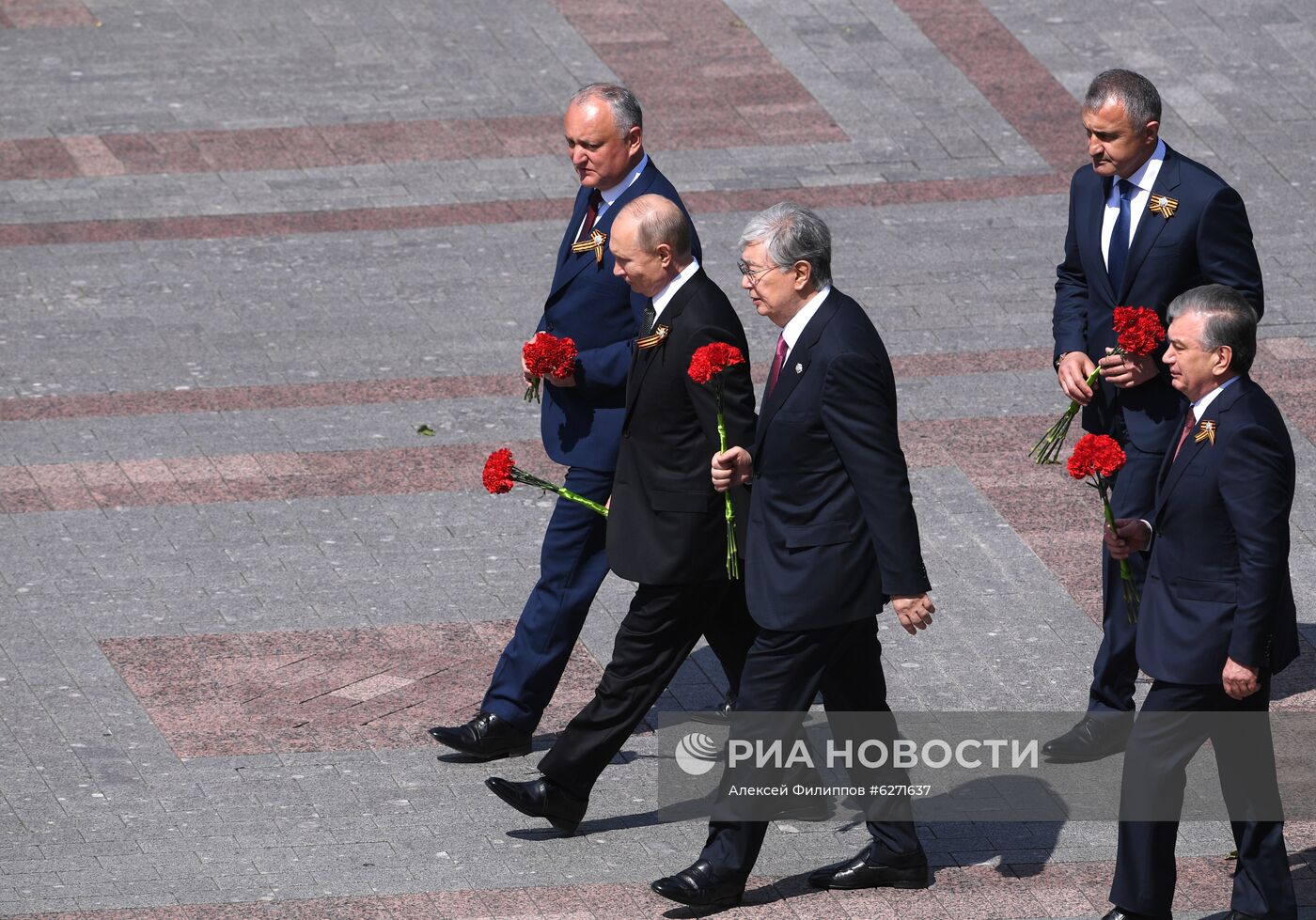 Президент РФ В. Путин на церемонии возложения цветов к Могиле Неизвестного солдата