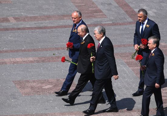 Президент РФ В. Путин на церемонии возложения цветов к Могиле Неизвестного солдата