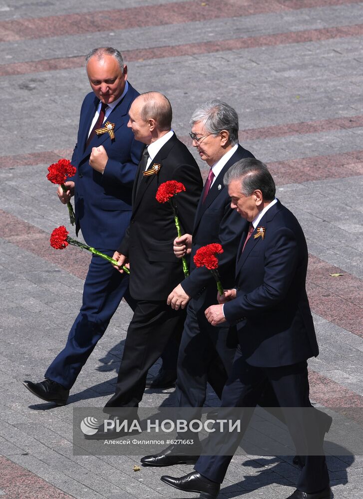 Президент РФ В. Путин на церемонии возложения цветов к Могиле Неизвестного солдата