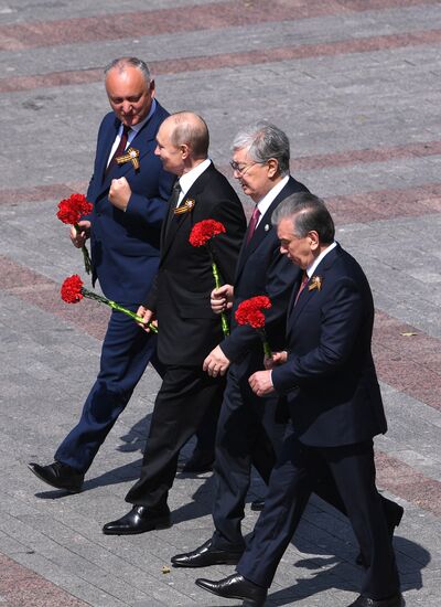 Президент РФ В. Путин на церемонии возложения цветов к Могиле Неизвестного солдата