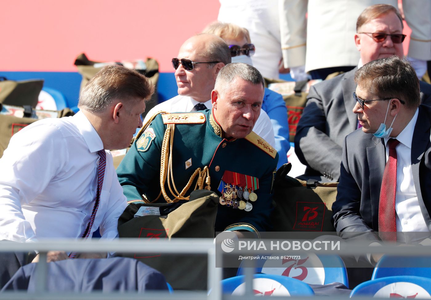 Президент РФ В. Путин принял участие в военном параде в ознаменование 75-летия Победы в Великой Отечественной войне