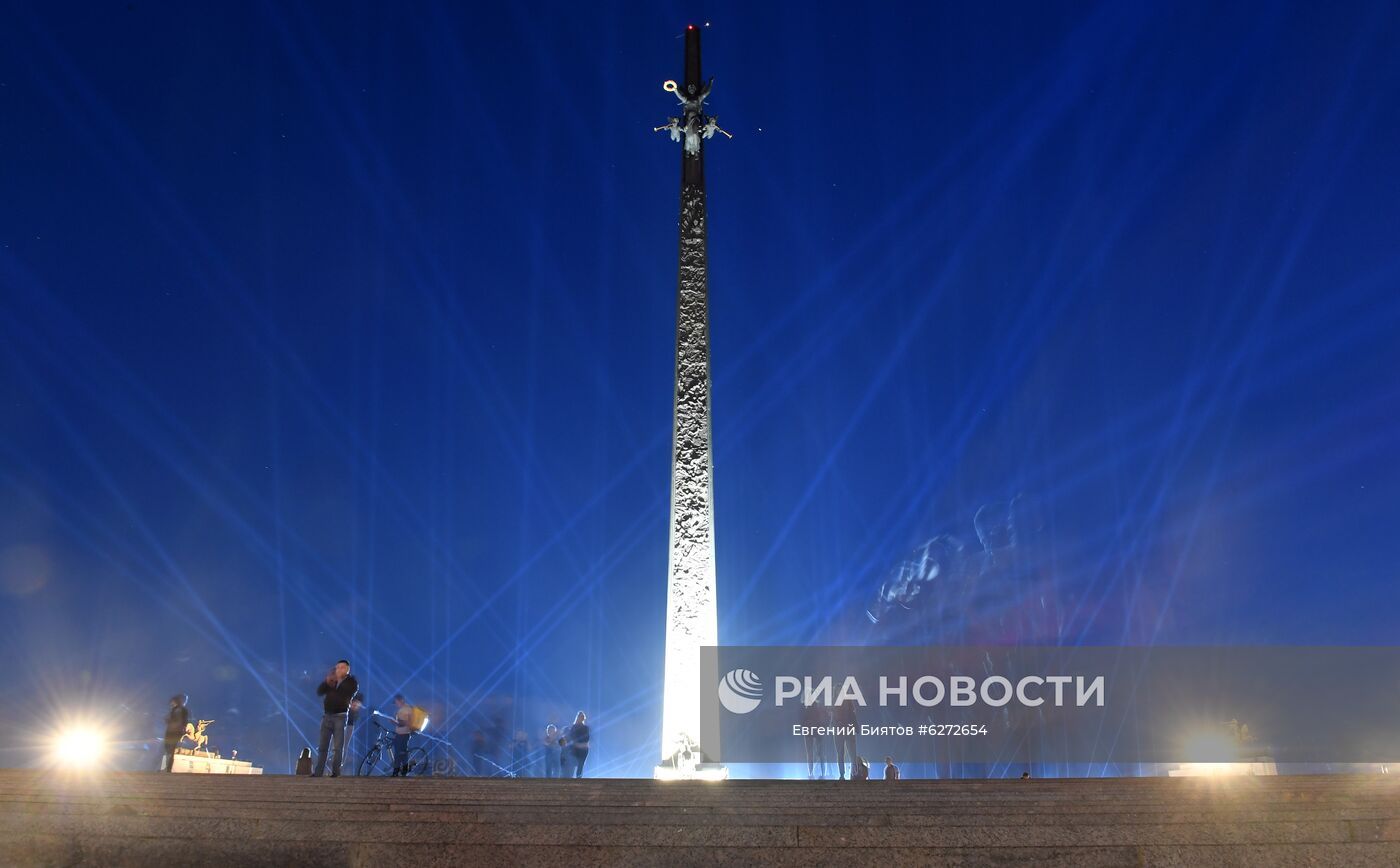 Акция "Лучи Победы" на Поклонной горе в Москве. Место: Россия, Москва. Автор: Евгений Биятов. Акция "Лучи Победы" в Москве