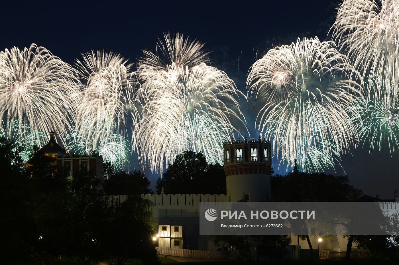 Салют в Москве в ознаменование 75-летия Победы