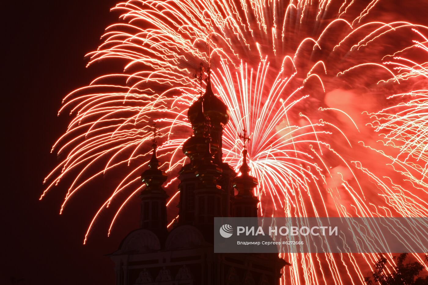 Салют в Москве в ознаменование 75-летия Победы