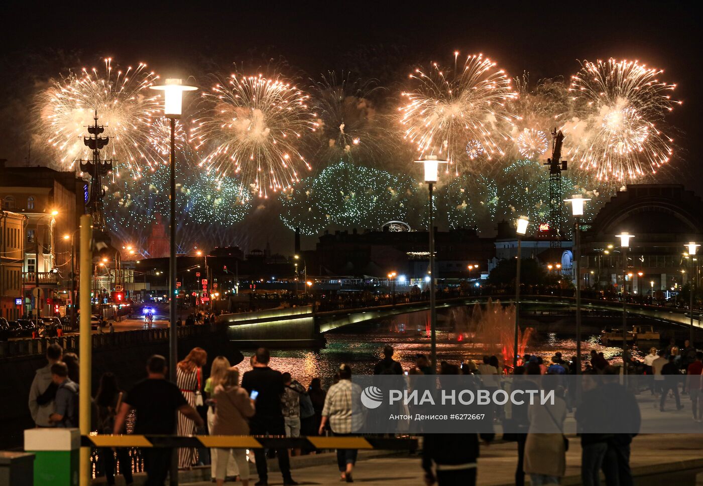 Салют в Москве в ознаменование 75-летия Победы