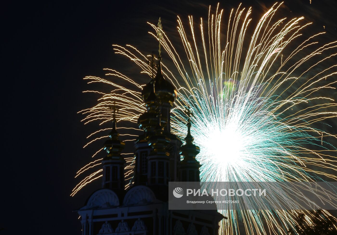 Салют в Москве в ознаменование 75-летия Победы