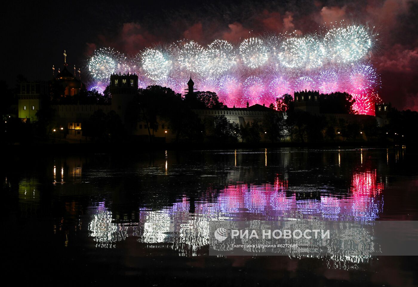 Салют в Москве в ознаменование 75-летия Победы