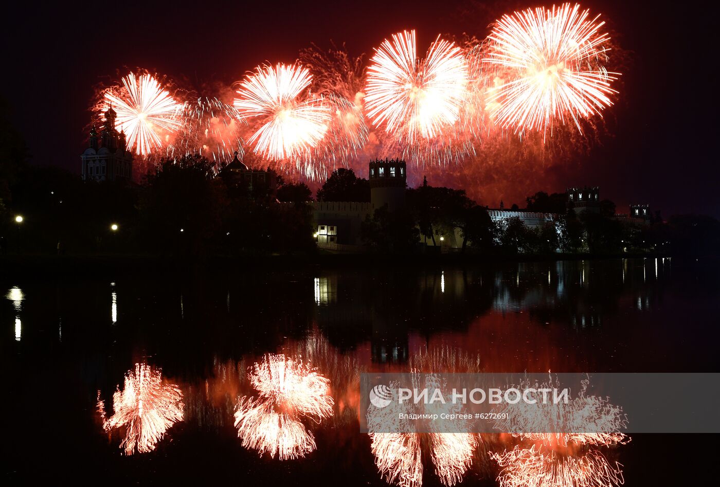 Салют в Москве в ознаменование 75-летия Победы