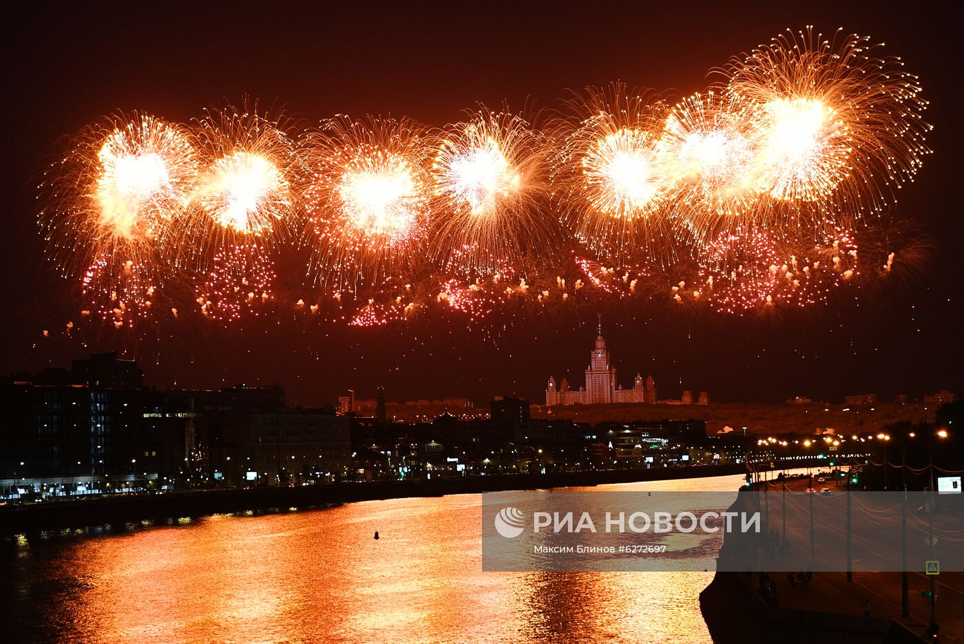 Салют в Москве в ознаменование 75-летия Победы