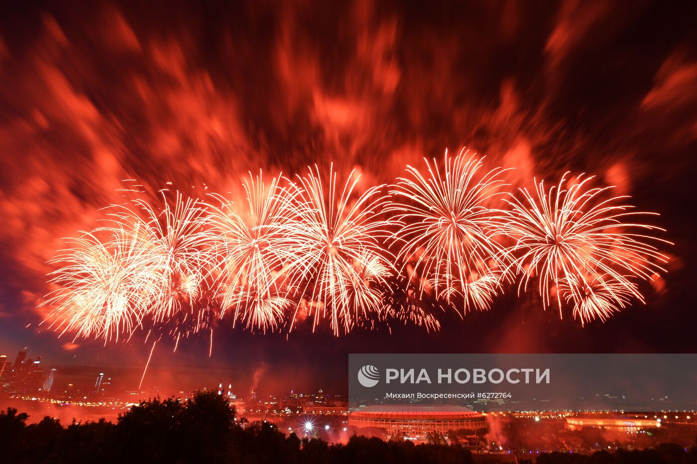 Салют в Москве в ознаменование 75-летия Победы