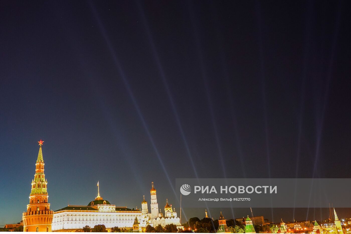 Вид на Кремль во время акции "Лучи Победы" с Большого Каменного Моста в Москве. Место: Россия, Москва. Автор: Александр Вильф/РИА Новости. Акция "Лучи Победы" в Москве
