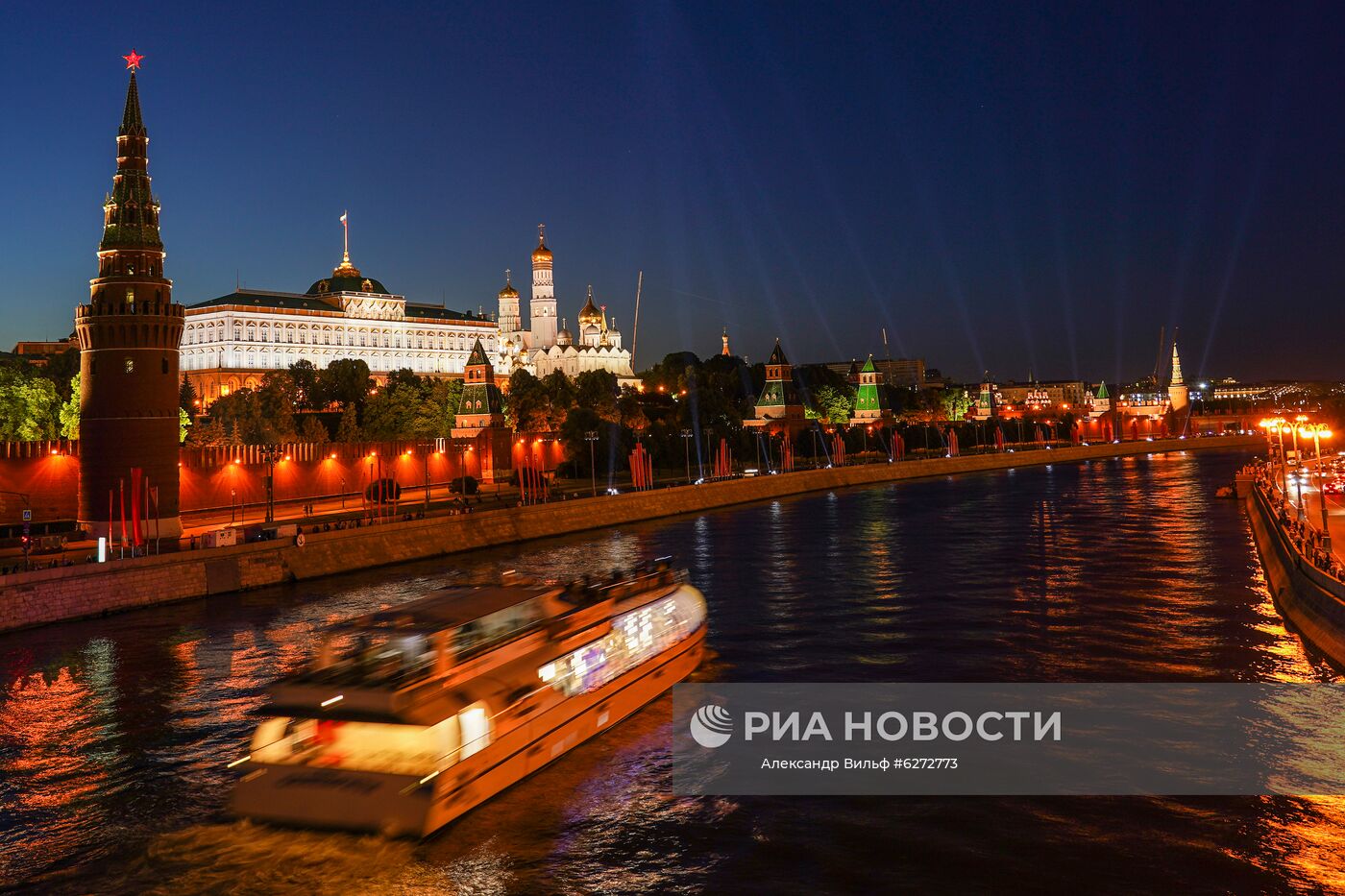 Вид на Кремль и Москву-реку во время акции "Лучи Победы" с Большого Каменного Моста в Москве. Место: Россия, Москва. Автор: Александр Вильф. Акция "Лучи Победы" в Москве
