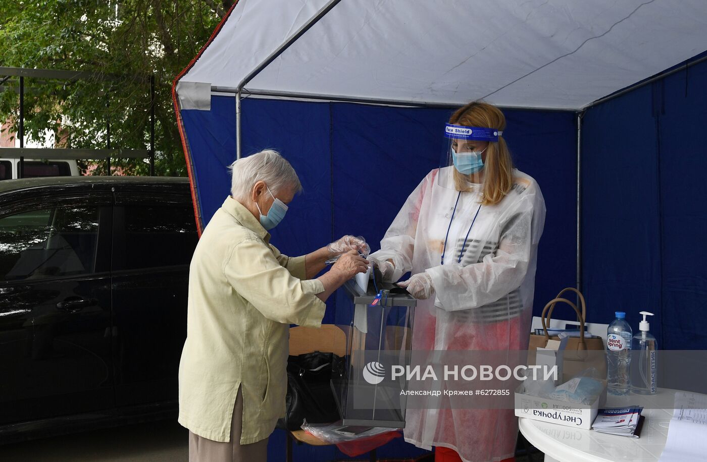 Выездное голосование по внесению поправок в Конституцию РФ на придомовой территории в Новосибирске. Место: Россия, Новосибирская область, Новосибирск. Автор: Александр Кряжев/РИА Новости. Голосование по внесению поправок в Конституцию РФ в городах России