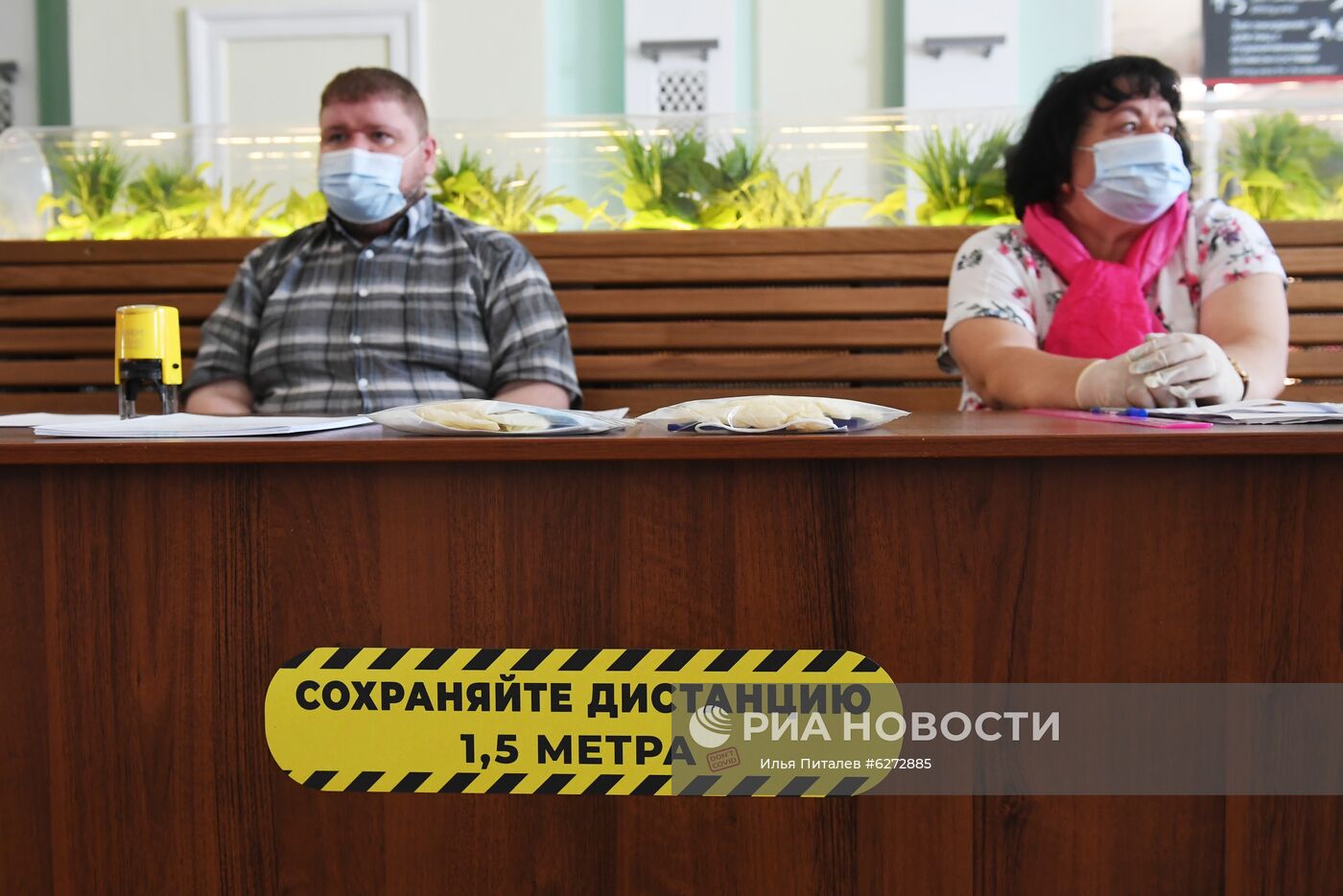 Предупреждение о необходимости соблюдать социальную дистанцию, наклеенное на столе сотрудников избирательного участка на Курском вокзале в Москве. На участке можно проголосовать по одобрению внесения поправок в Конституцию РФ, голосование продлится с 25 июня по 1 июля. Место: Россия, Москва. Автор: Илья Питалев/РИА Новости. Голосование по внесению поправок в Конституцию РФ в Москве