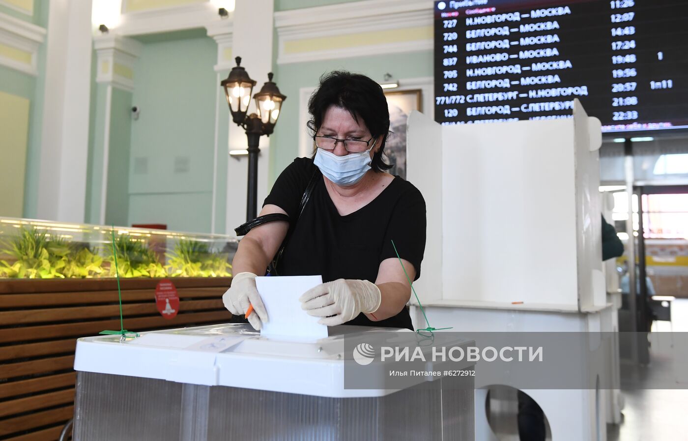 Женщина голосует по одобрению внесения поправок в Конституцию РФ на избирательном участке на Курском вокзале в Москве. Голосование продлится с 25 июня по 1 июля.
Место: Россия, Москва. Автор: Илья Питалев/РИА Новости. Голосование по внесению поправок в Конституцию РФ в Москве