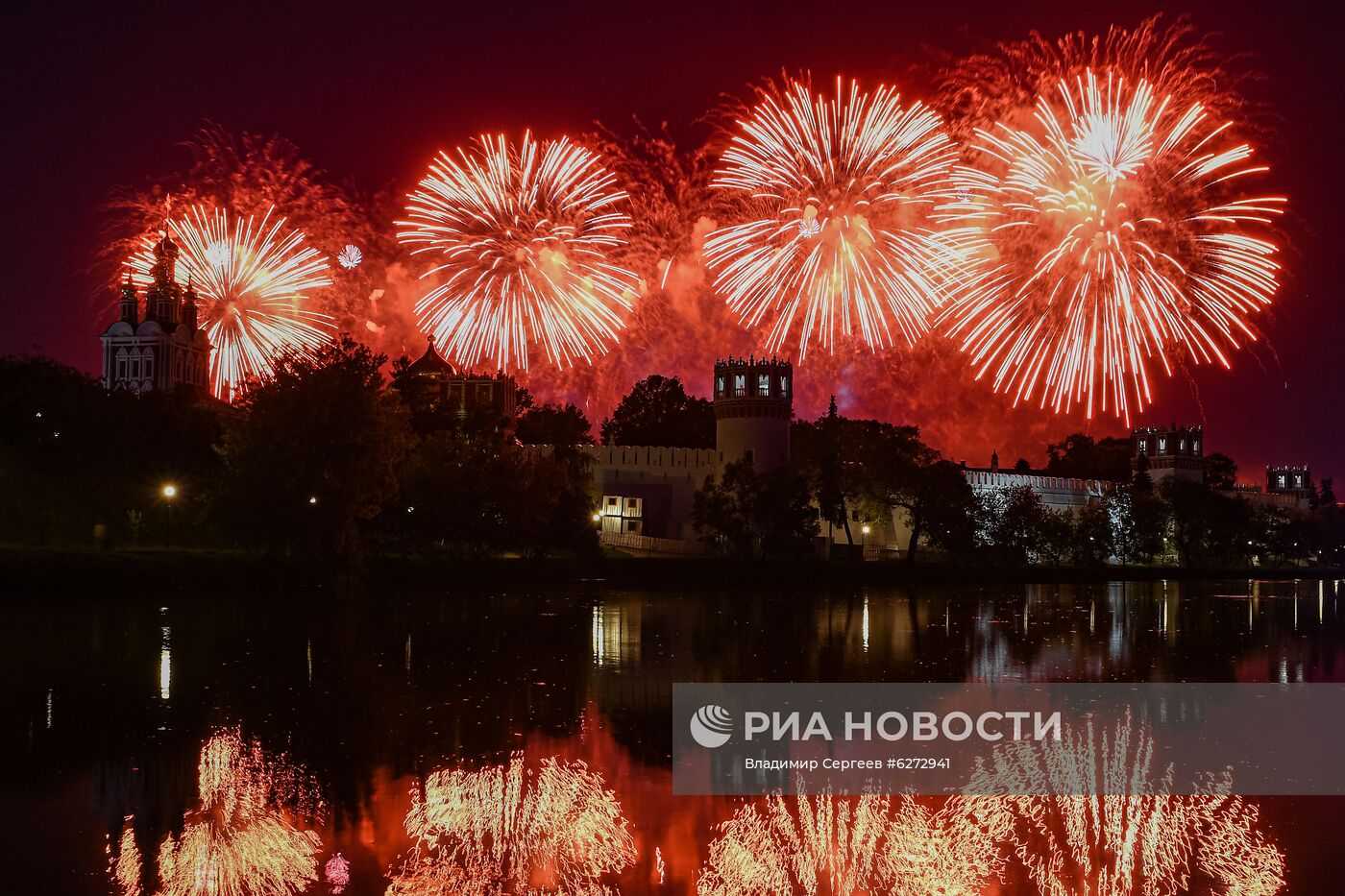 Салют в Москве в ознаменование 75-летия Победы