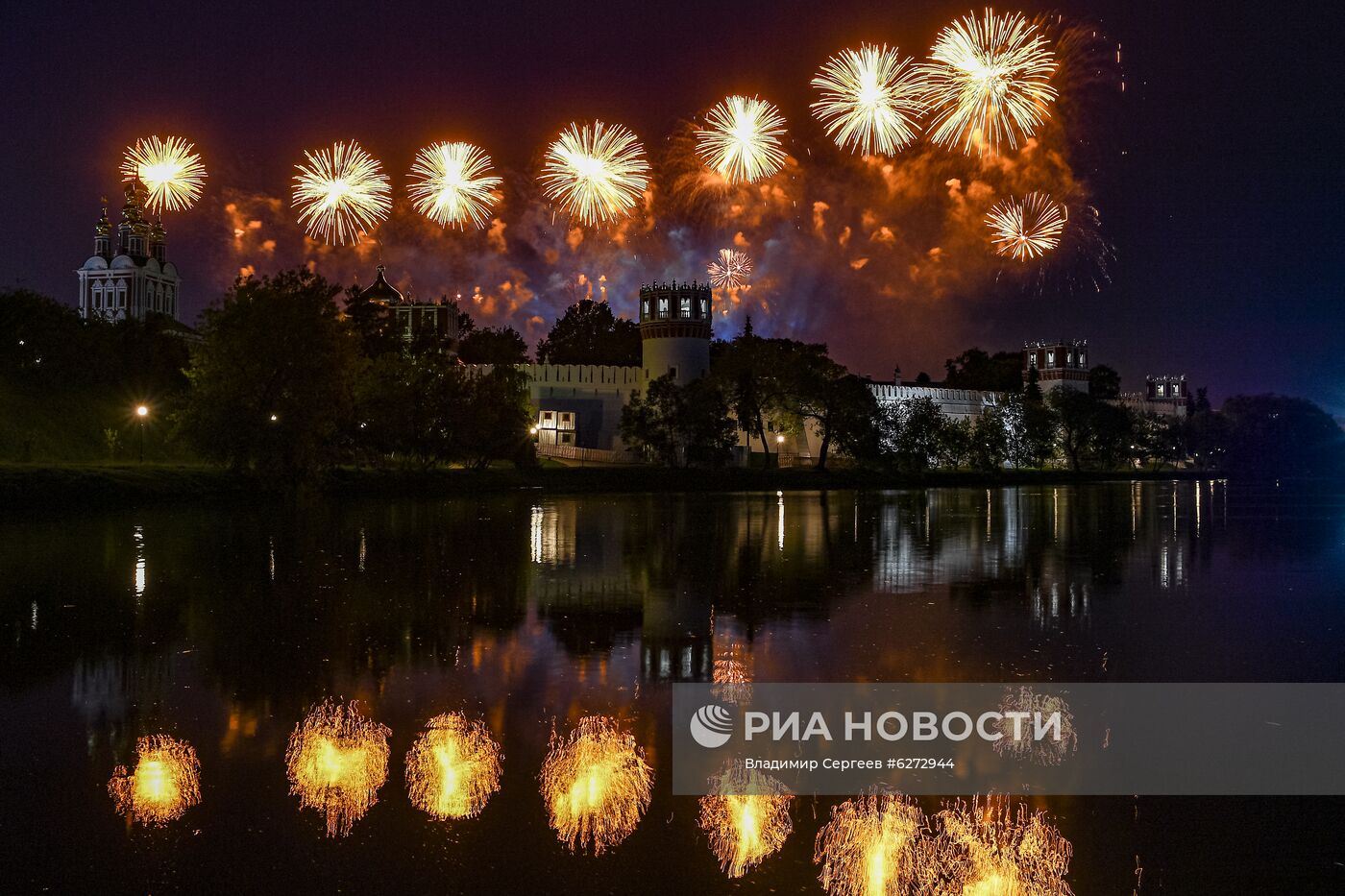 Салют в Москве в ознаменование 75-летия Победы