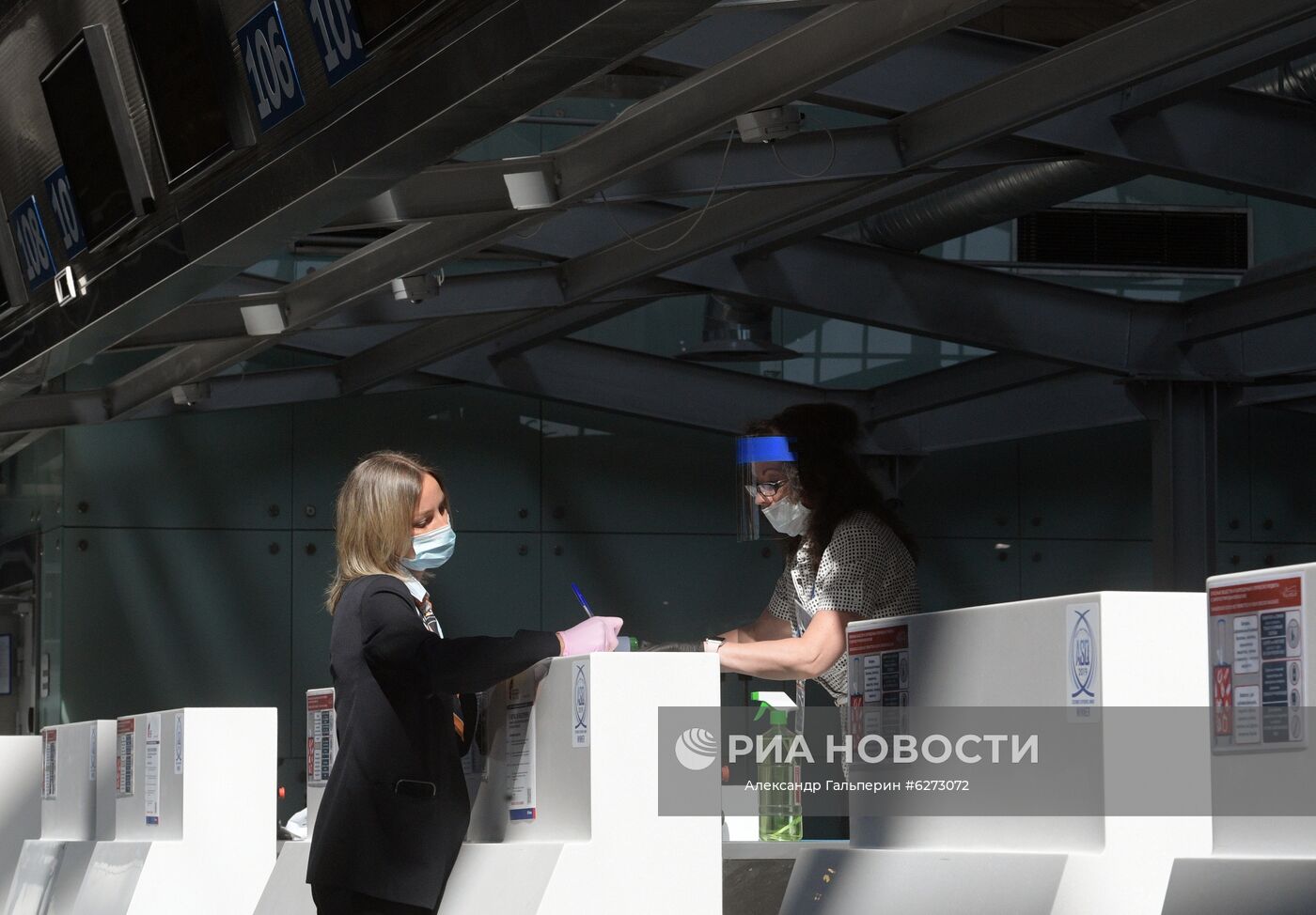 Сотрудник аэропорта "Пулково" во время голосования по внесению поправок в Конституцию РФ на избирательном участке в аэропорту Санкт-Петербурга. Место: Россия, Приморский край, Владивосток. Автор: Александр Гальперин/РИА Новости. Голосование по внесению поправок в Конституцию РФ в городах России