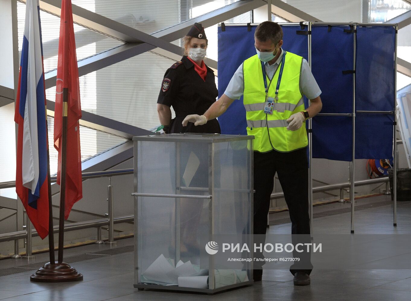 Сотрудник аэропорта "Пулково" во время голосования по внесению поправок в Конституцию РФ на избирательном участке в аэропорту Санкт-Петербурга. Место: Россия, Приморский край, Владивосток. Автор: Александр Гальперин/РИА Новости. Голосование по внесению поправок в Конституцию РФ в городах России