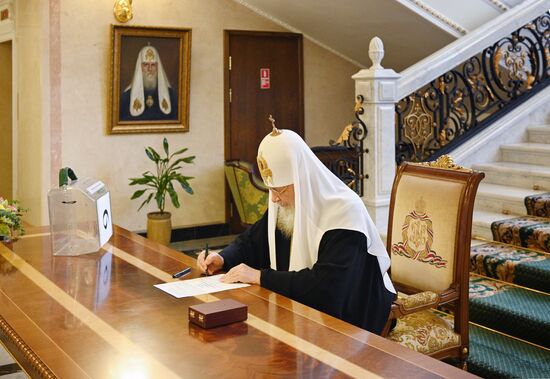 Патриарх Кирилл принял участие в голосовании по поправкам в Конституцию РФ 