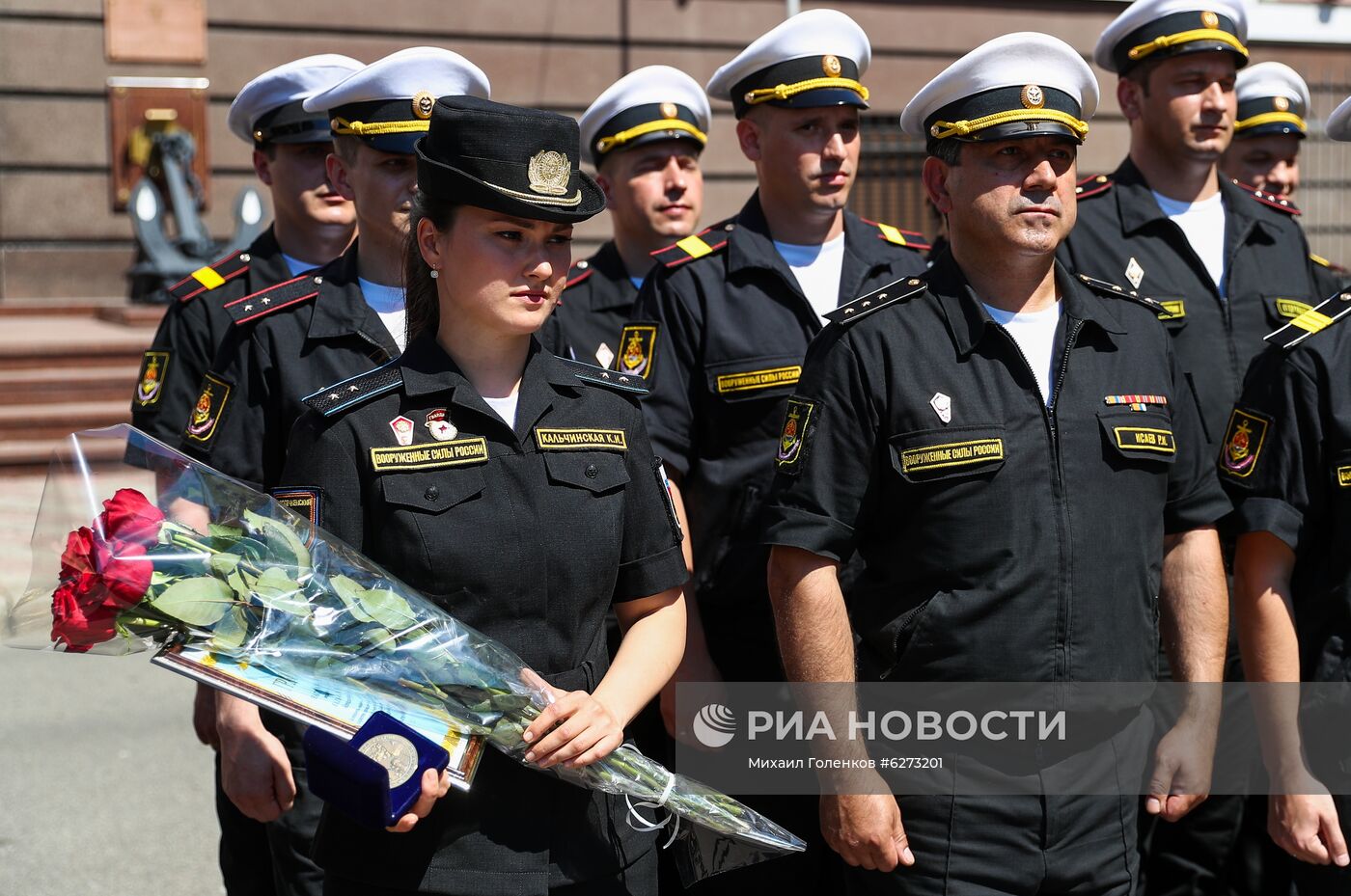 В Калининграде наградили девушку, не покинувшую строй на параде из-за слетевшей туфли