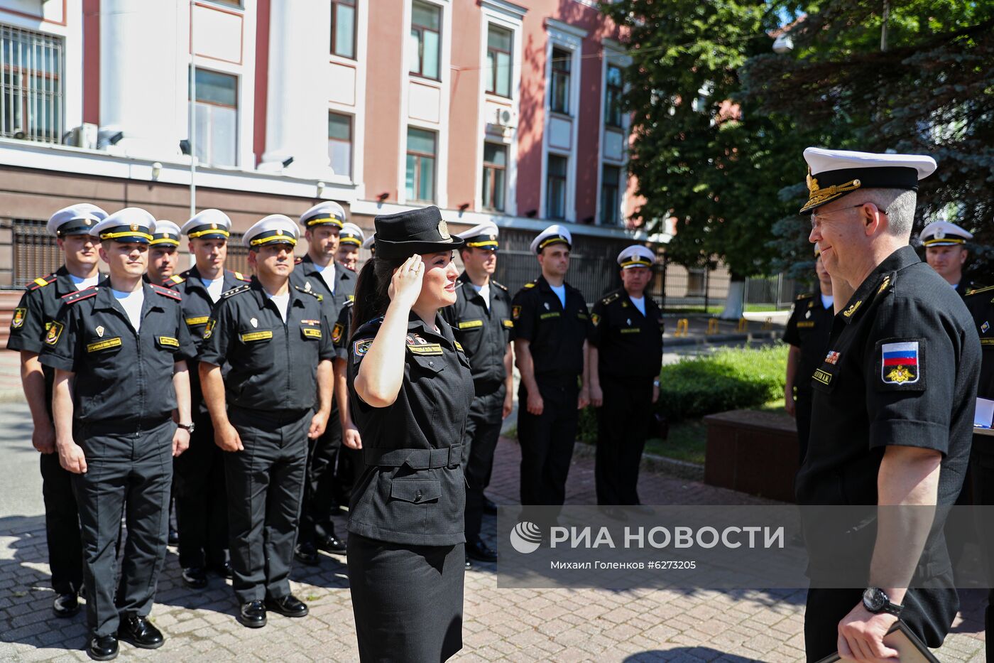 В Калининграде наградили девушку, не покинувшую строй на параде из-за слетевшей туфли