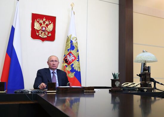 Президент РФ В. Путин встретился с членами Общественной палаты