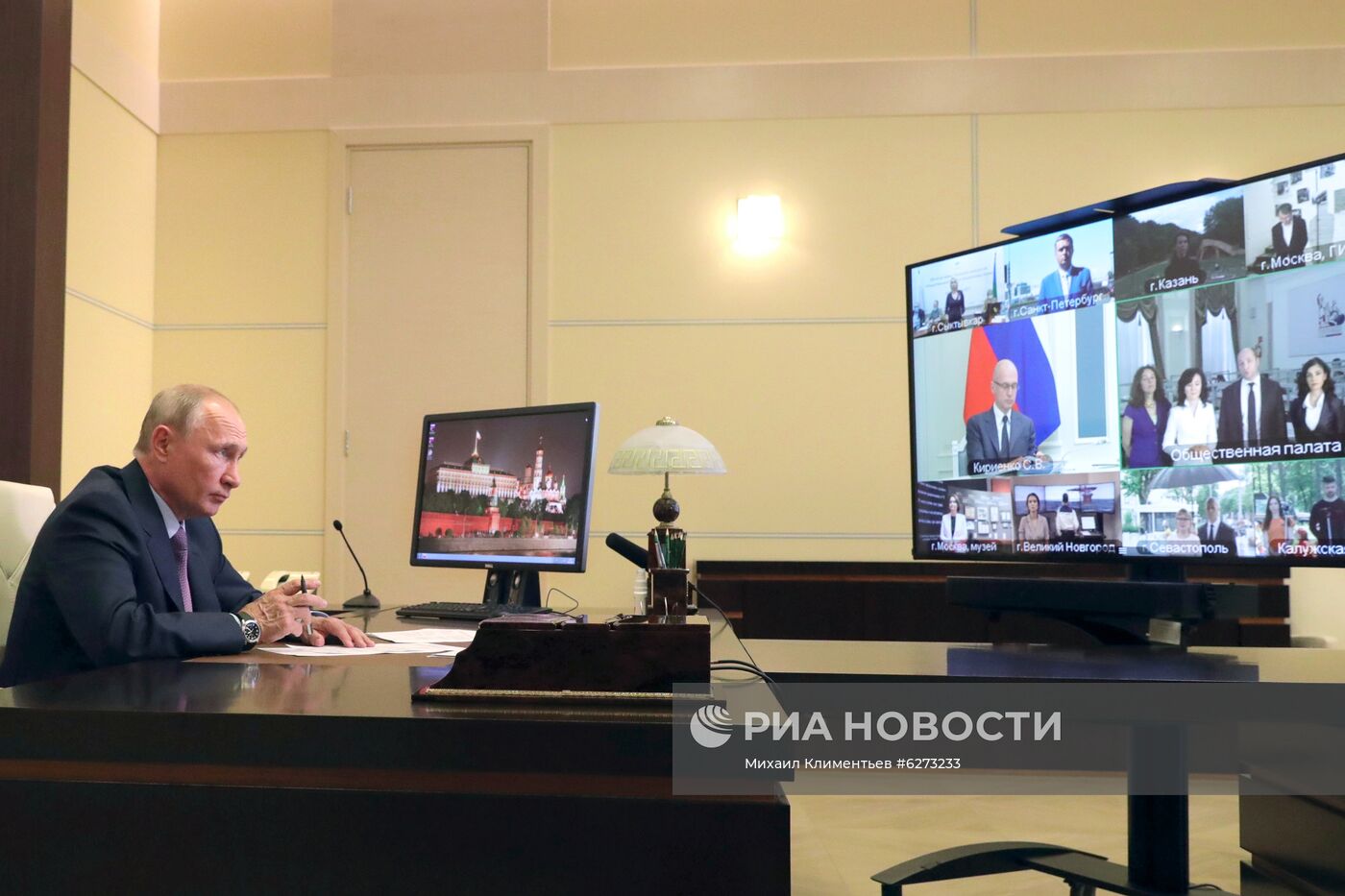 Президент РФ В. Путин встретился с членами Общественной палаты