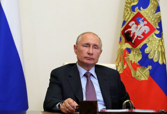 Президент РФ В. Путин встретился с членами Общественной палаты