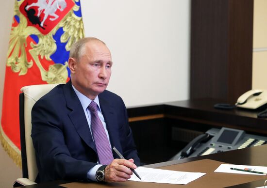 Президент РФ В. Путин встретился с членами Общественной палаты